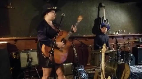 Bex Marshall Band (Bex Marshall, Nigel Ball, Alexei Gittens).
